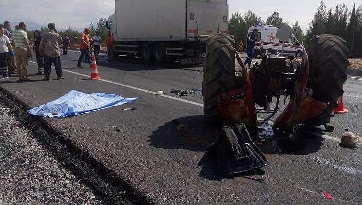 Antalya'da kamyonla çarpışan traktör ikiye bölündü: 1 ölü! (Videolu)