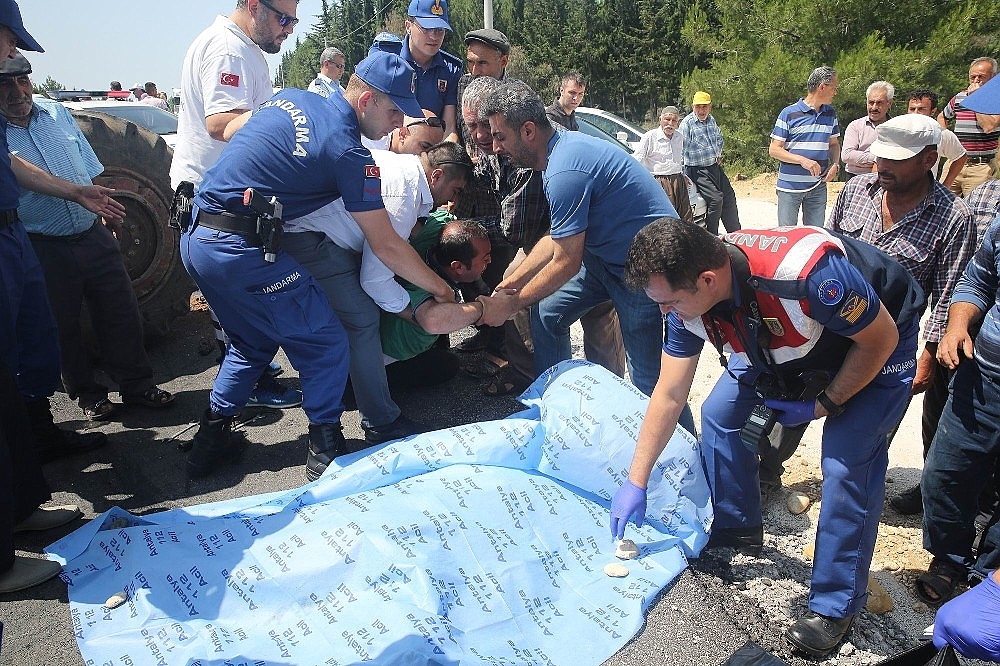 Antalya'da kamyonla çarpışan traktör ikiye bölündü: 1 ölü! (Videolu)