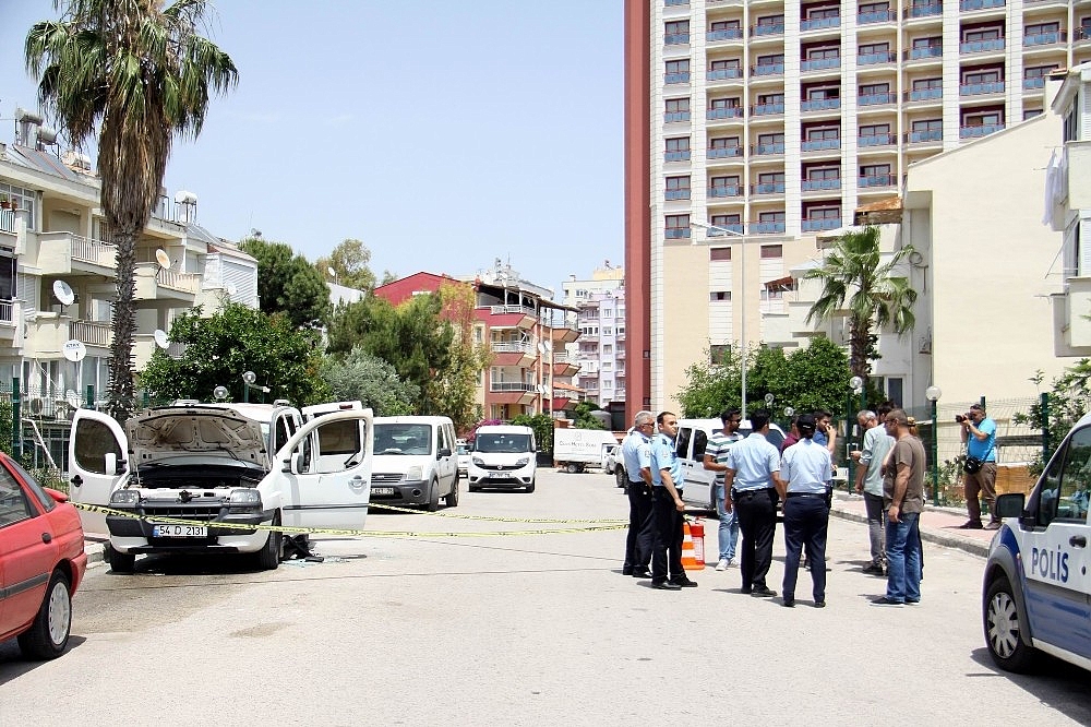 Antalya'da saniye saniye aracın benzinle yakılma anı! (Videolu)