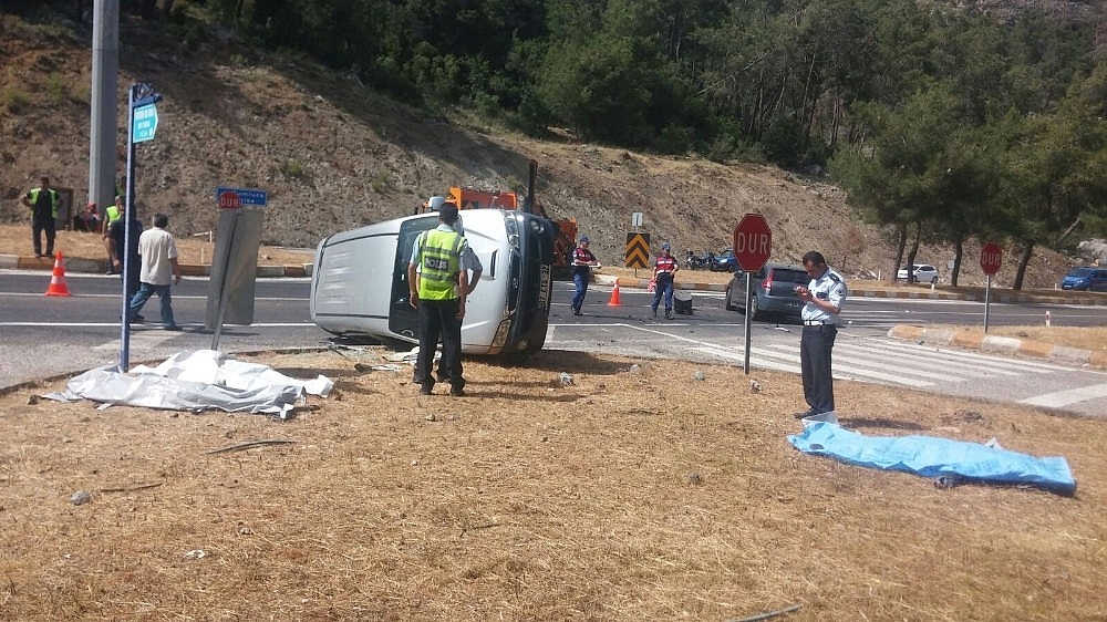 Antalya'da trafik kazası: 4 ölü, 2 yaralı!