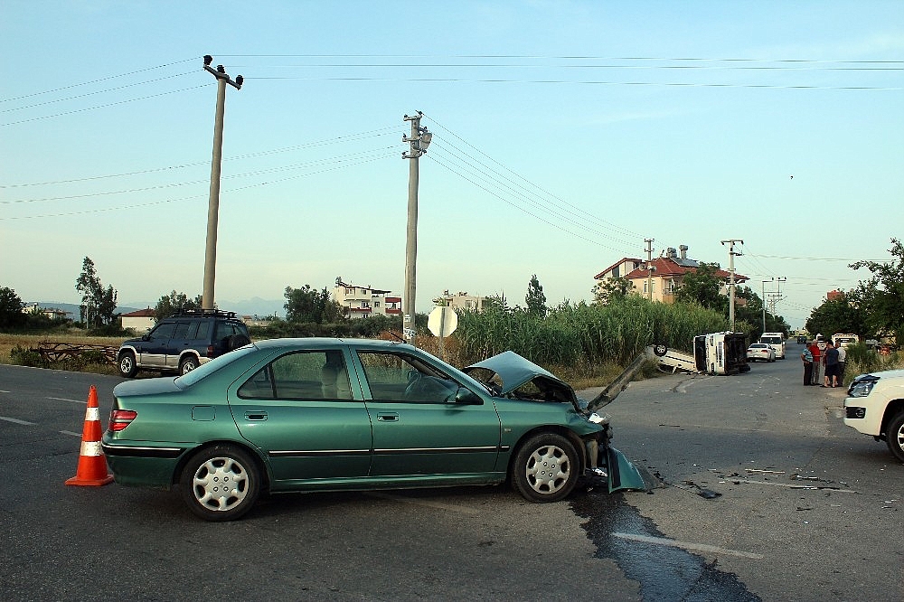 Antalya'da trafik kazası: 4 yaralı!