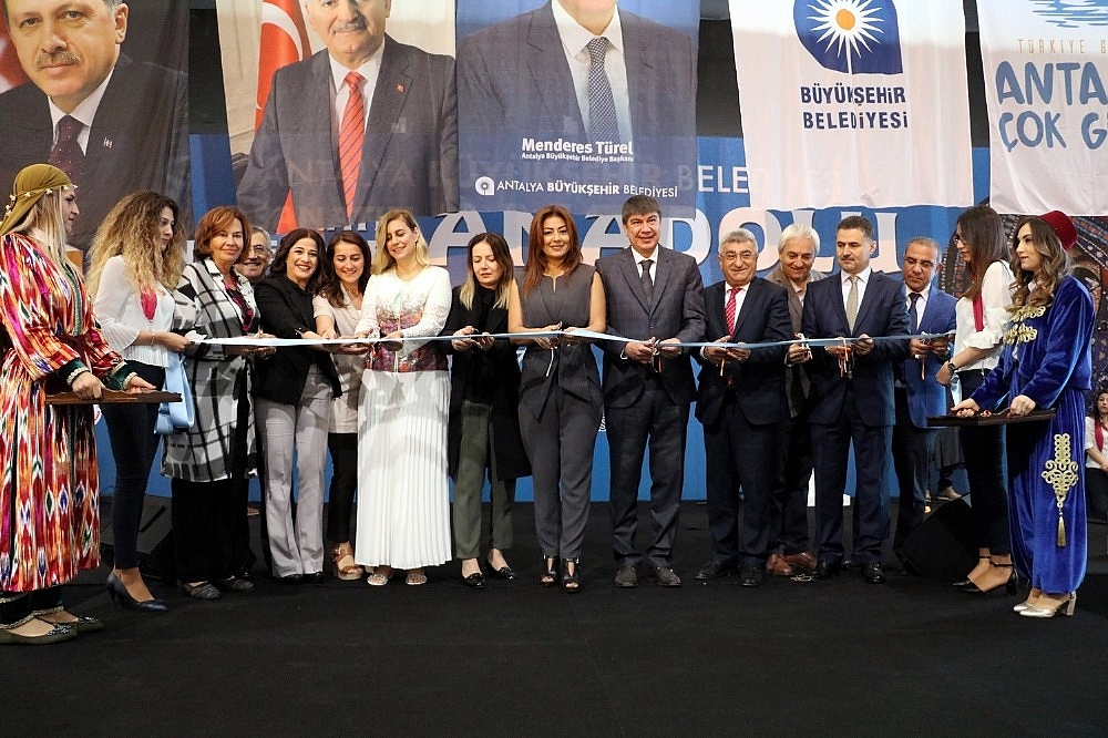 ASMEK Yıl sonu Sergisi Cam Piramit'te açıldı