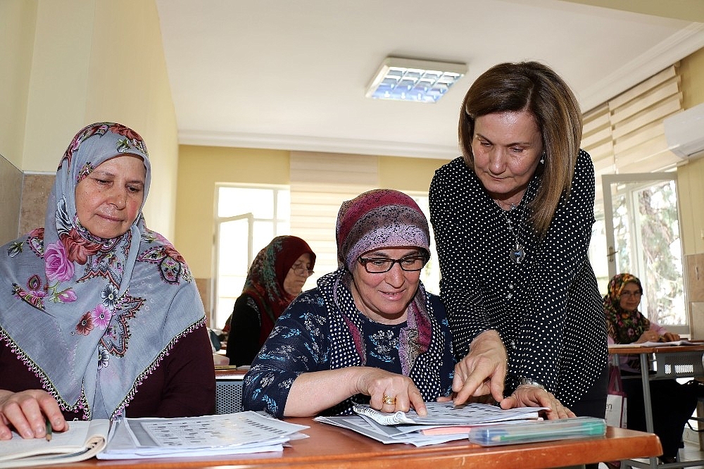 ASMEK'te okuma yazmayı öğreniyorlar