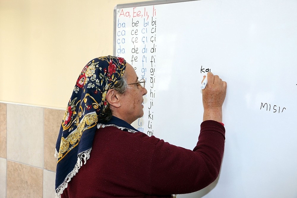 ASMEK'te okuma yazmayı öğreniyorlar