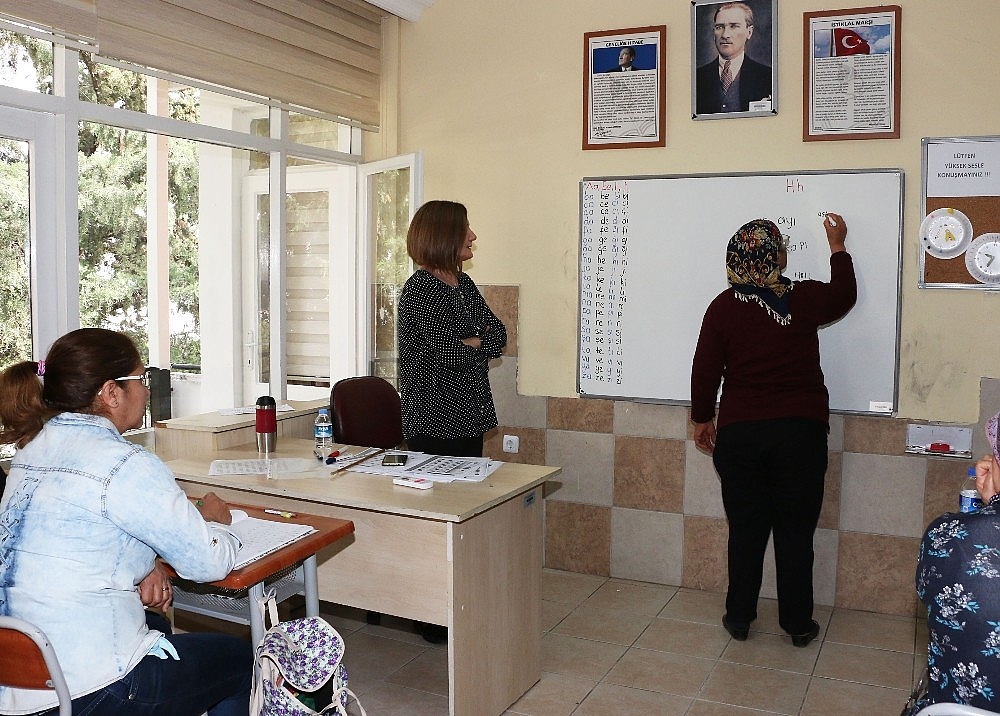 ASMEK'te okuma yazmayı öğreniyorlar