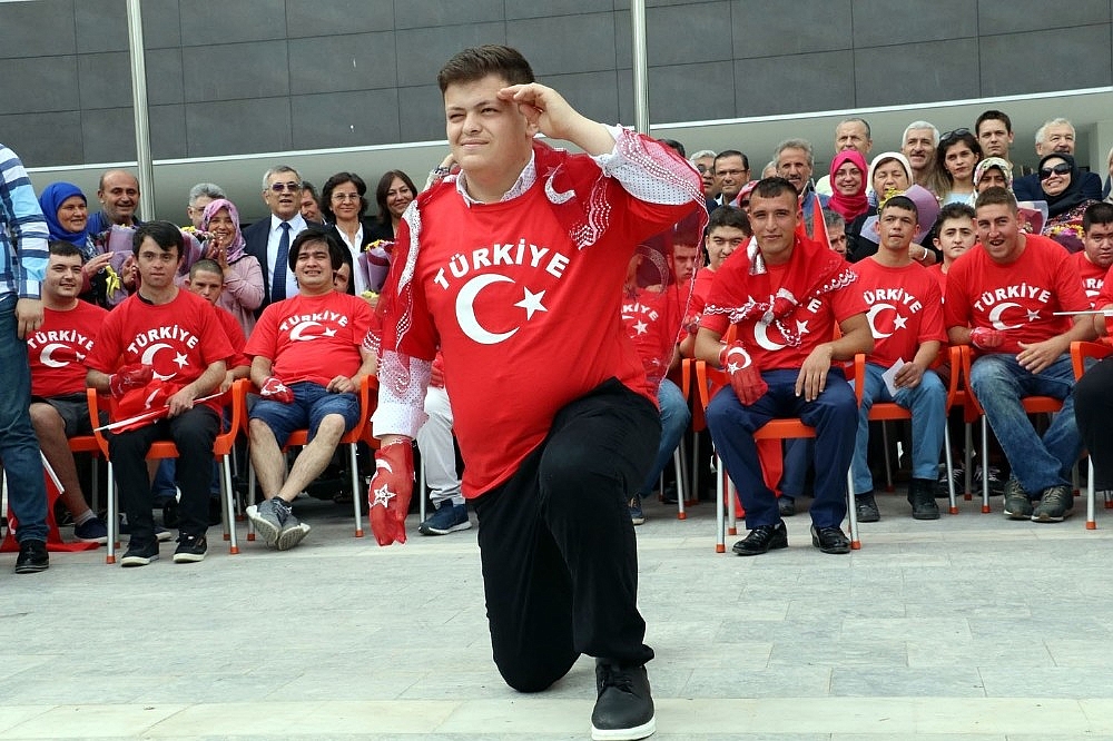 Bir günlük askerlerin aileleri gözyaşlarını tutamadı (Videolu)
