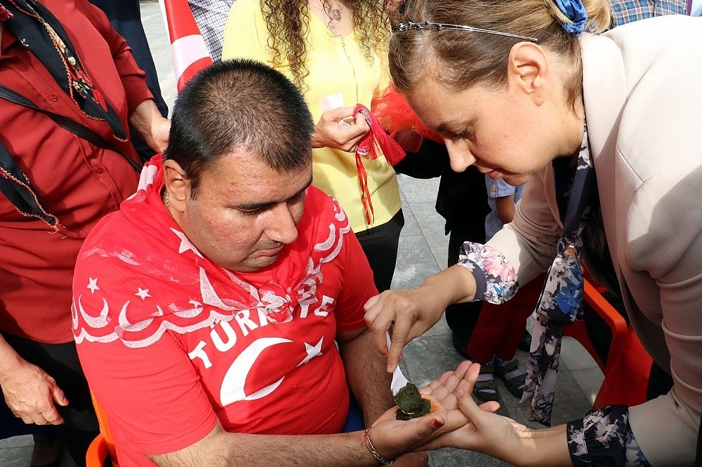 Bir günlük askerlerin aileleri gözyaşlarını tutamadı (Videolu)