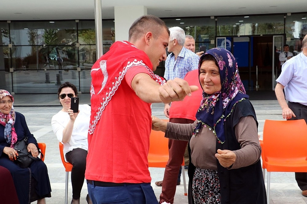 Bir günlük askerlerin aileleri gözyaşlarını tutamadı (Videolu)