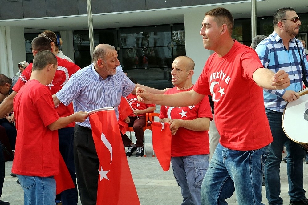 Bir günlük askerlerin aileleri gözyaşlarını tutamadı (Videolu)