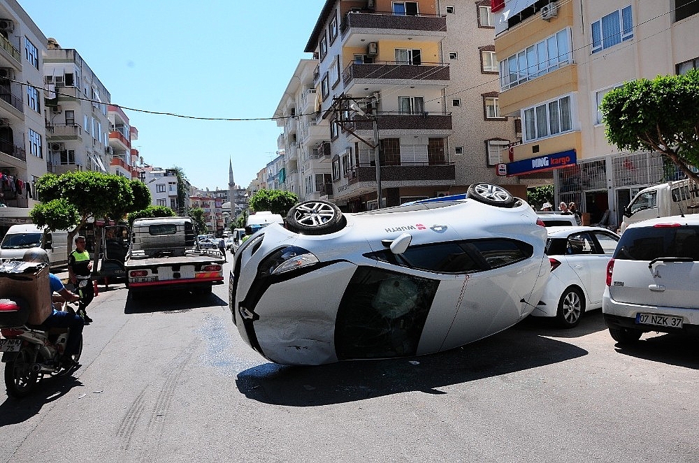 Cep telefonu ile mesajlaşırken kaza yaptı!