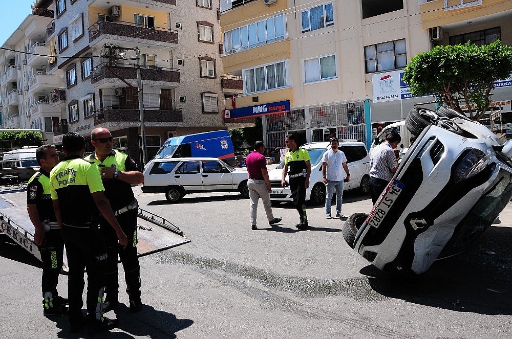 Cep telefonu ile mesajlaşırken kaza yaptı!