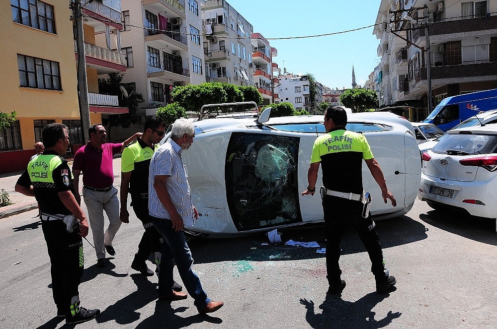 Cep telefonu ile mesajlaşırken kaza yaptı!