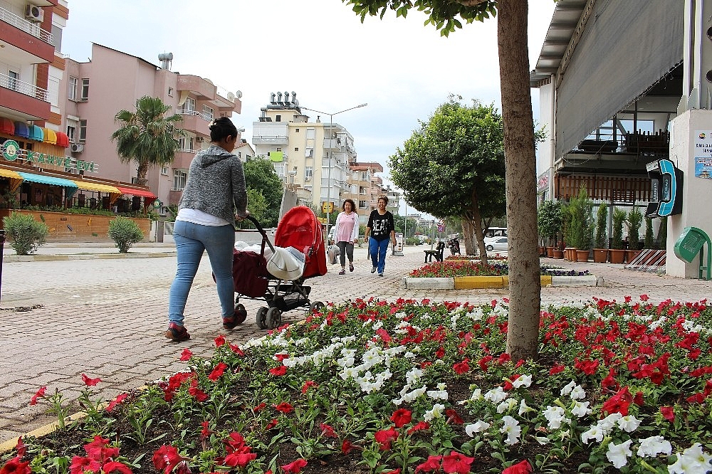 Finike caddeleri çiçeklerle donatıldı