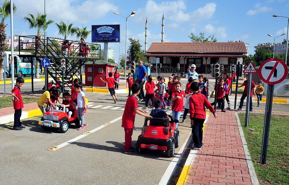 Geleceğin şoförlerine uygulamalı trafik eğitimi