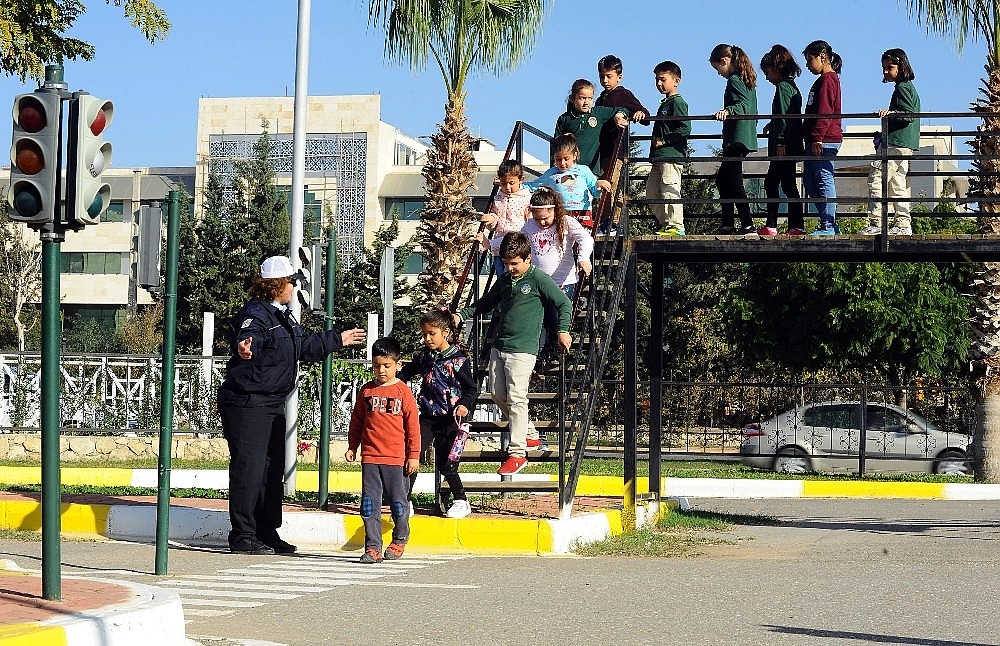Geleceğin şoförlerine uygulamalı trafik eğitimi