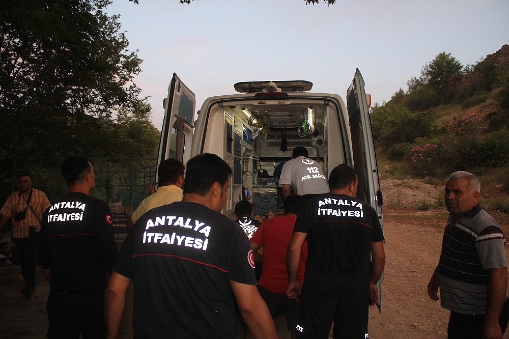 Kayalıklardan aşağıya düşen genç, yükselen suda girdaba kapılıp boğuldu! (Videolu)