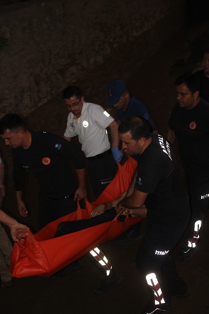 Kayalıklardan aşağıya düşen genç, yükselen suda girdaba kapılıp boğuldu! (Videolu)