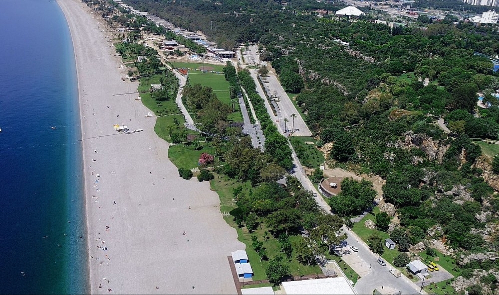 Konyaaltı Sahili yeni yüzüyle hayran bıraktı