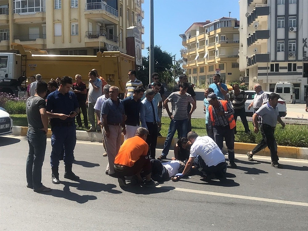 Manavgat'ta otomobil yayaya çarptı: 1 yaralı!