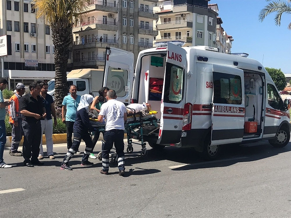 Manavgat'ta otomobil yayaya çarptı: 1 yaralı!