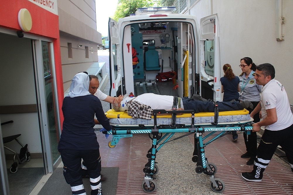 Manavgat'ta otomobil yayaya çarptı: 1 yaralı!
