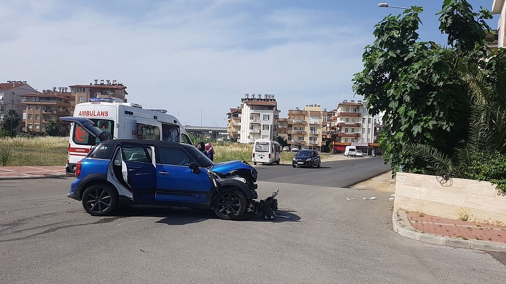 Manavgat'ta trafik kazası: 2 yaralı!