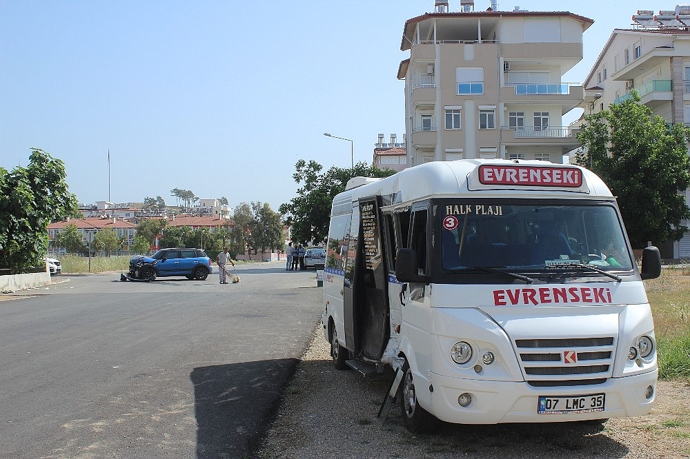 Manavgat'ta trafik kazası: 2 yaralı!