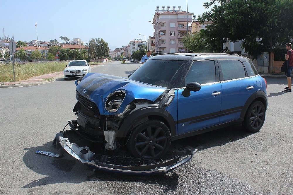Manavgat'ta trafik kazası: 2 yaralı!
