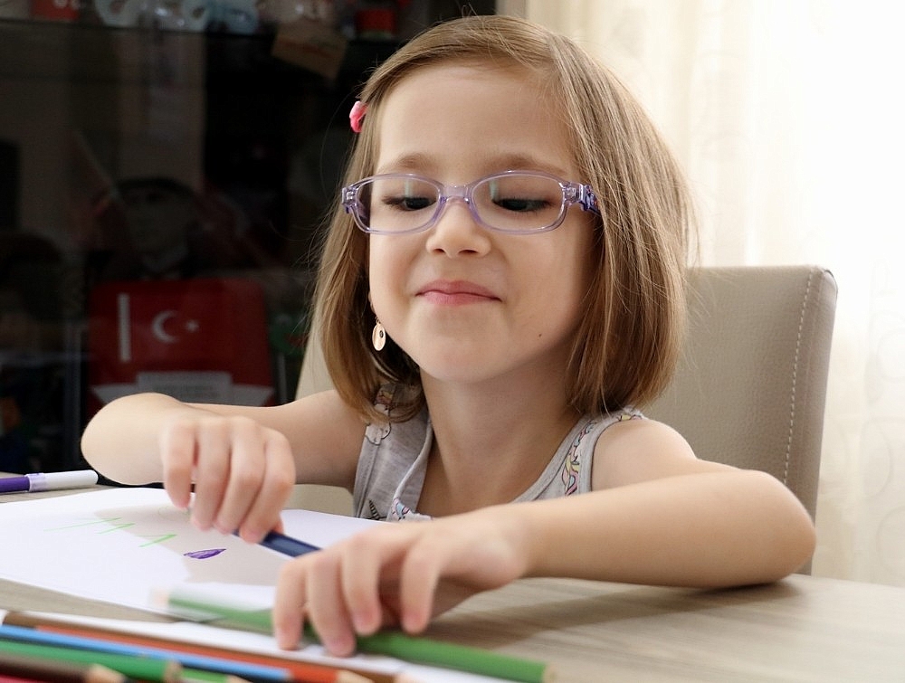 Minik Elif, 4,5 yıla 21 ameliyat sığdırdı