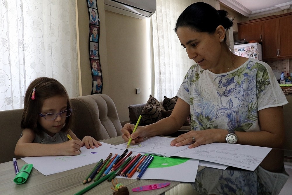 Minik Elif, 4,5 yıla 21 ameliyat sığdırdı