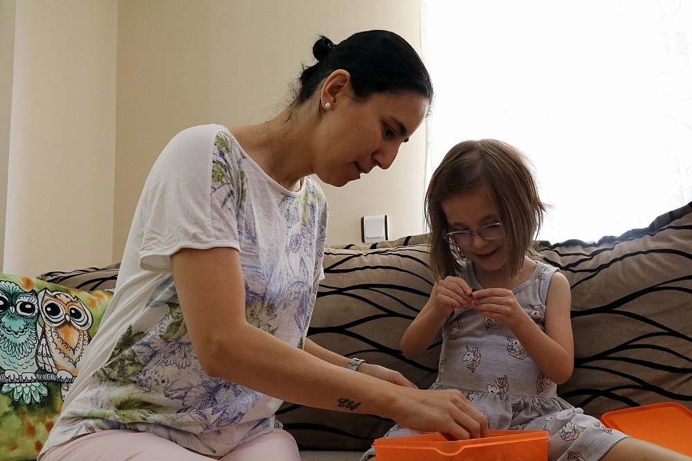 Minik Elif, 4,5 yıla 21 ameliyat sığdırdı