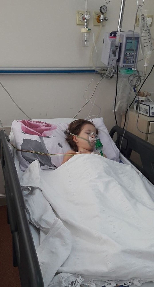Minik Elif, 4,5 yıla 21 ameliyat sığdırdı