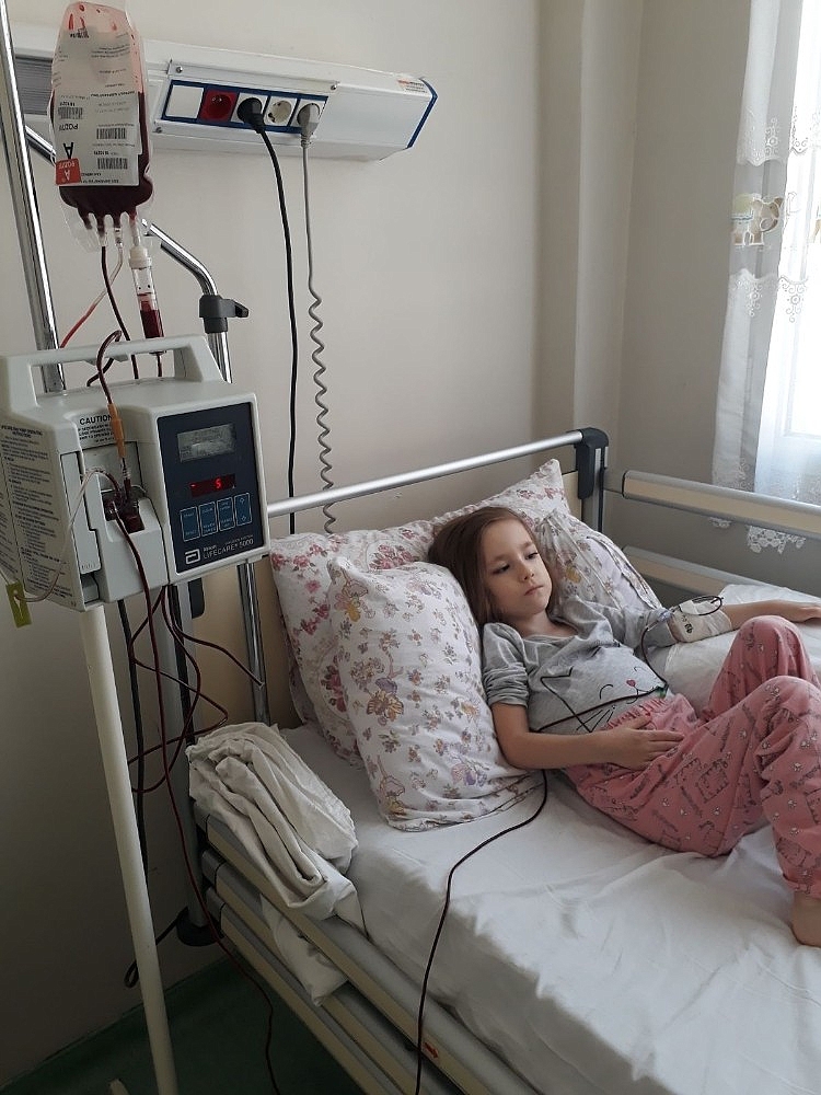 Minik Elif, 4,5 yıla 21 ameliyat sığdırdı