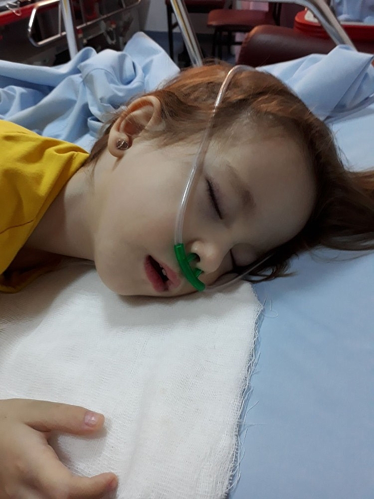 Minik Elif, 4,5 yıla 21 ameliyat sığdırdı