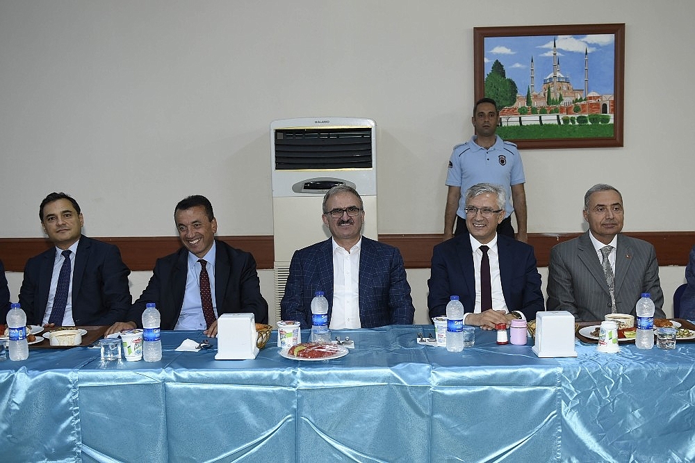 Vali Karaloğlu mahkumlarla iftar yaptı