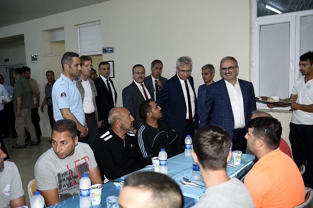Vali Karaloğlu mahkumlarla iftar yaptı