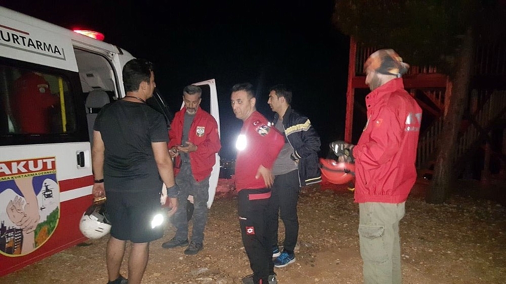 Yamaç paraşütü yaparken düşen 2 kişiyi AKUT kurtardı!