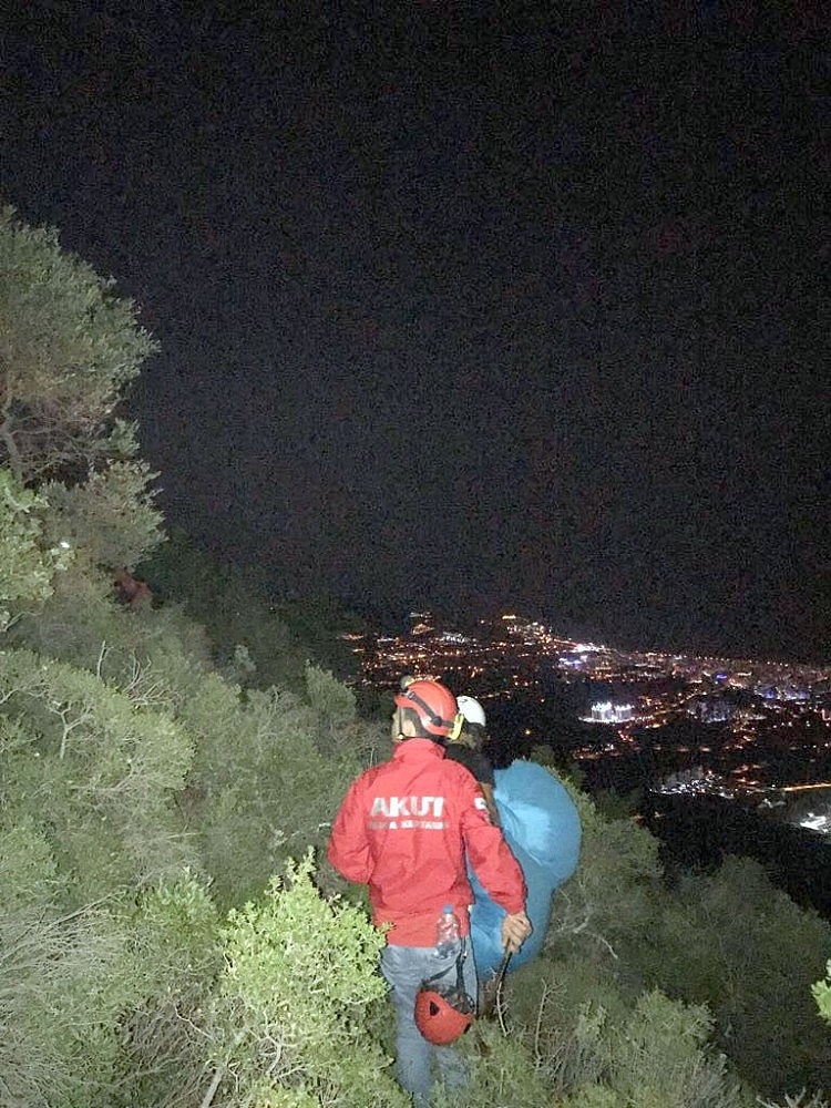 Yamaç paraşütü yaparken düşen 2 kişiyi AKUT kurtardı!