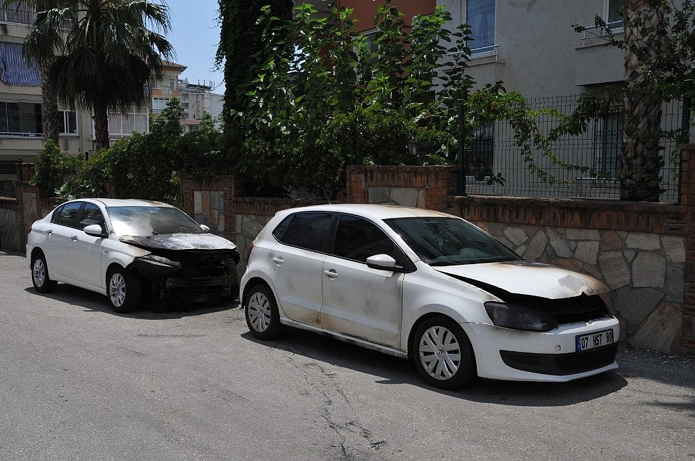 Alanya'da 2 otomobili kundakladı, güvenlik kamerasına yakalandı!