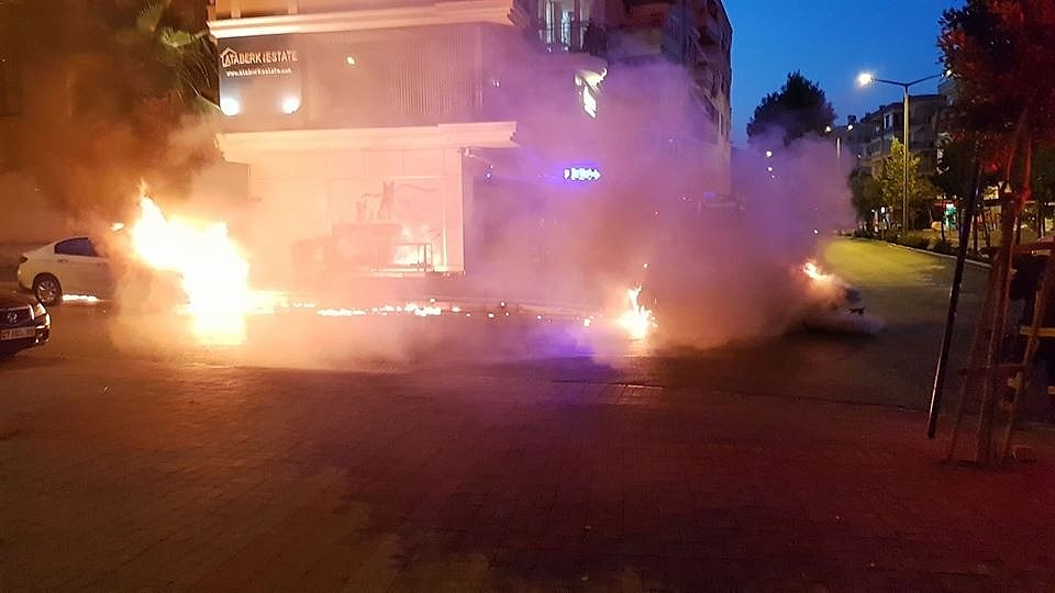 Alanya'da 2 otomobili kundakladı, güvenlik kamerasına yakalandı!