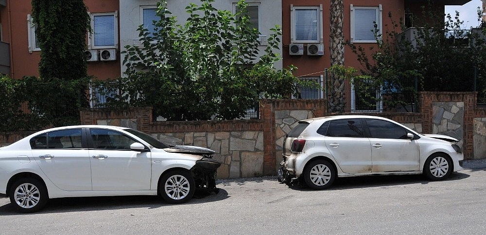 Alanya'da 2 otomobili kundakladı, güvenlik kamerasına yakalandı!