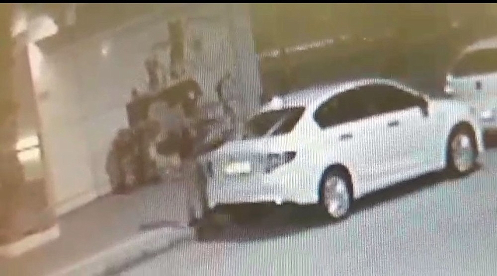 Alanya'da 2 otomobili kundakladı, güvenlik kamerasına yakalandı!