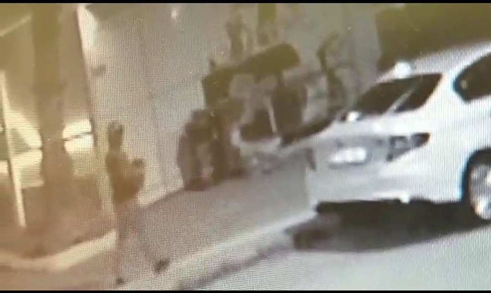 Alanya'da 2 otomobili kundakladı, güvenlik kamerasına yakalandı!