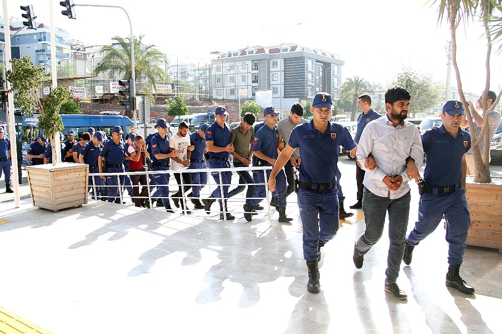 Alanya'da gözaltına alınan 17 torbacı adliyede!