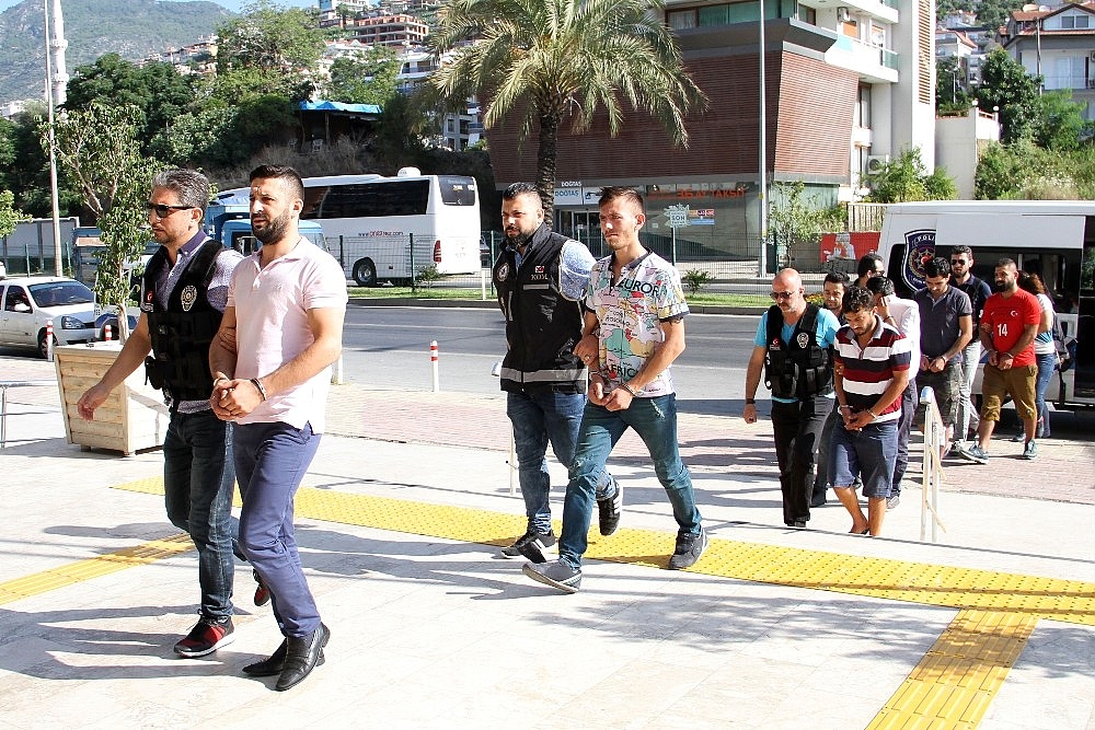 Alanya'da gözaltına alınan 17 torbacı adliyede!