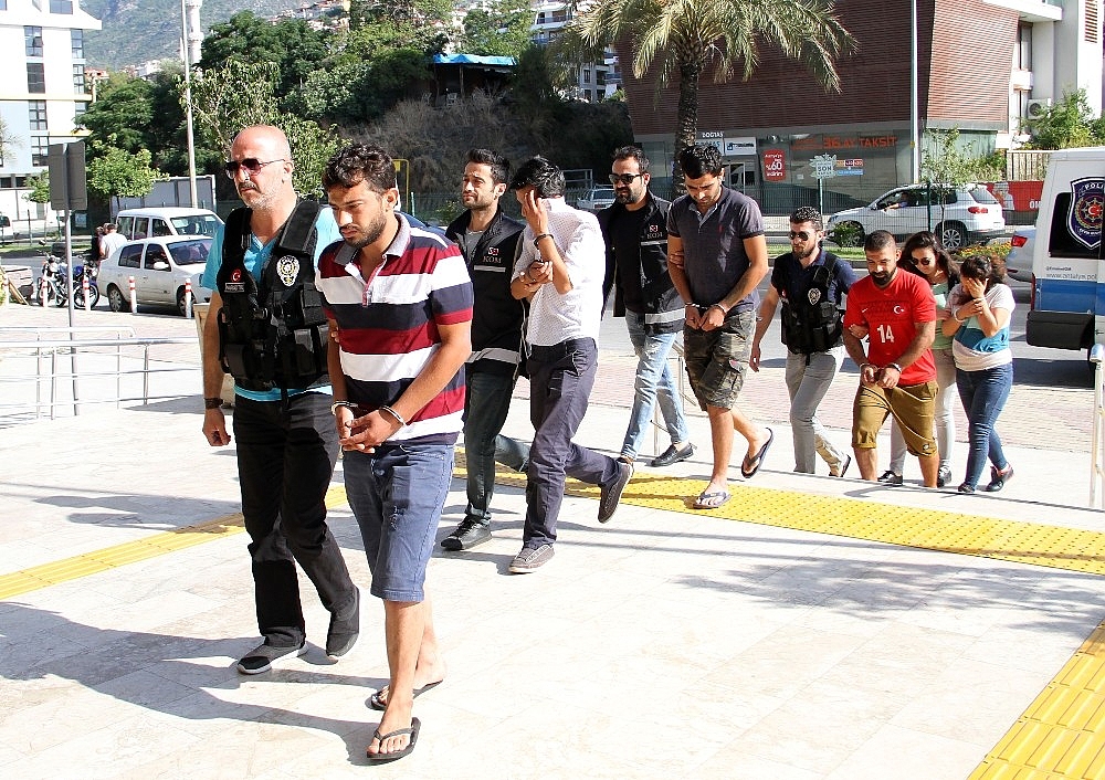Alanya'da gözaltına alınan 17 torbacı adliyede!