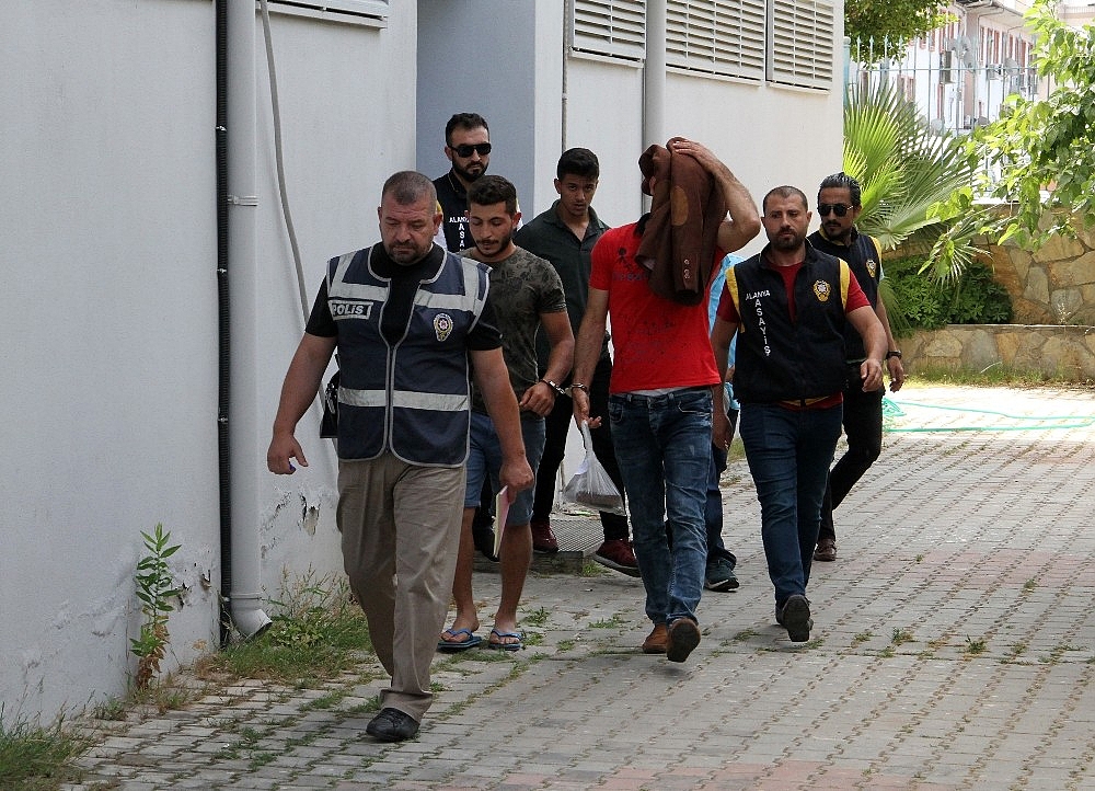 Alanya'da hırsızlıktan aranan 1'i kadın 5 şüpheli yakalandı!