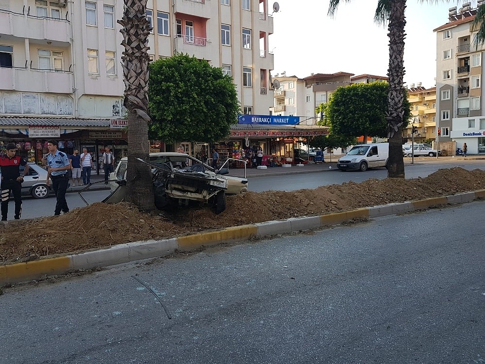 Antalya'da 2 ayrı trafik kazasında 3 kişi yaralandı!