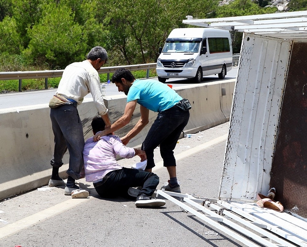 Antalya'da 2 kamyonet çarpıştı: 1 ölü, 6 yaralı!