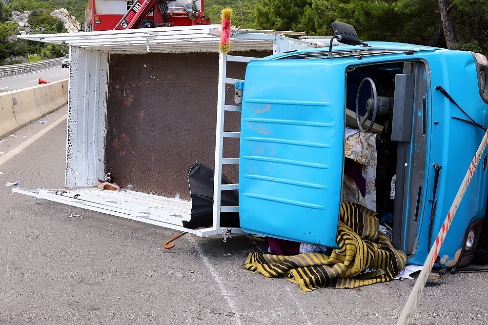 Antalya'da 2 kamyonet çarpıştı: 1 ölü, 6 yaralı!